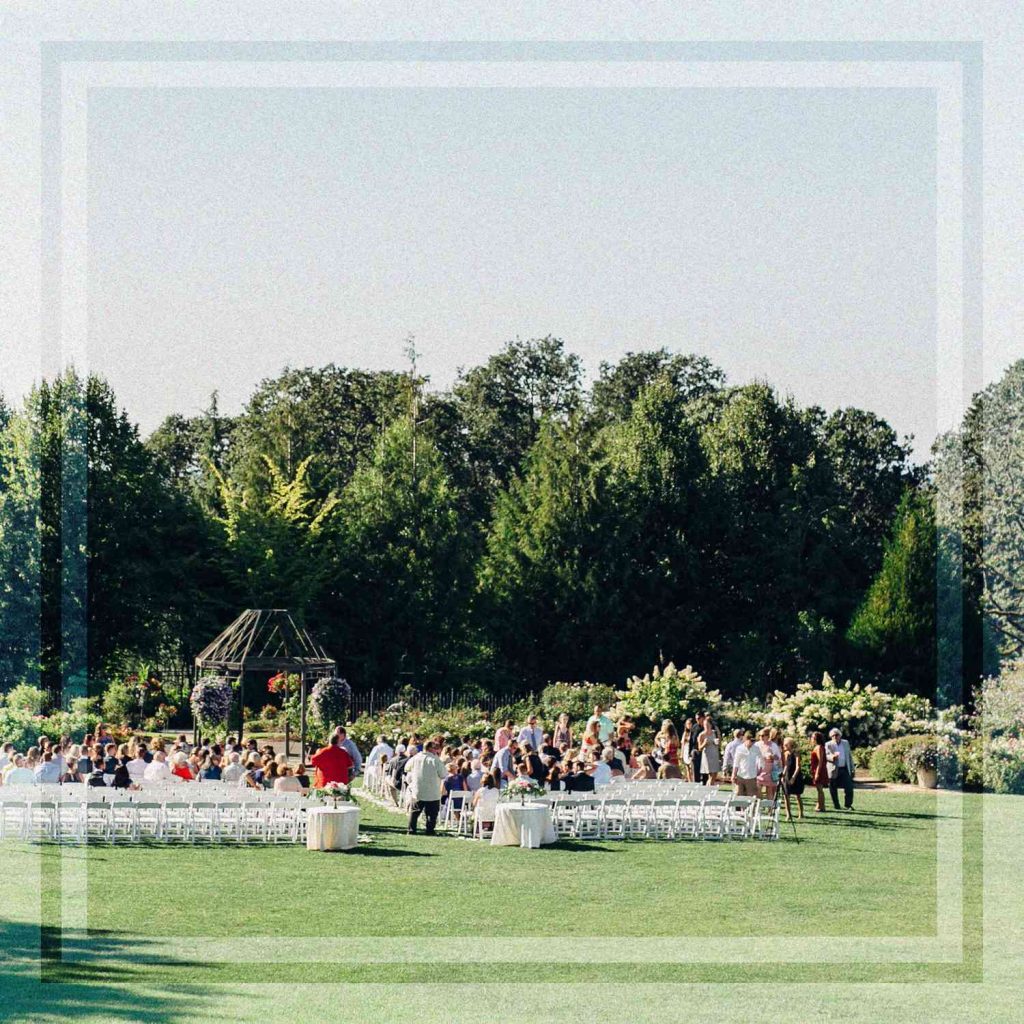 How Many People Typcially Get Invited to a Garden Wedding